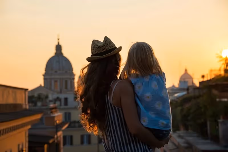 Mère et enfant contemplant Rome au coucher du soleil