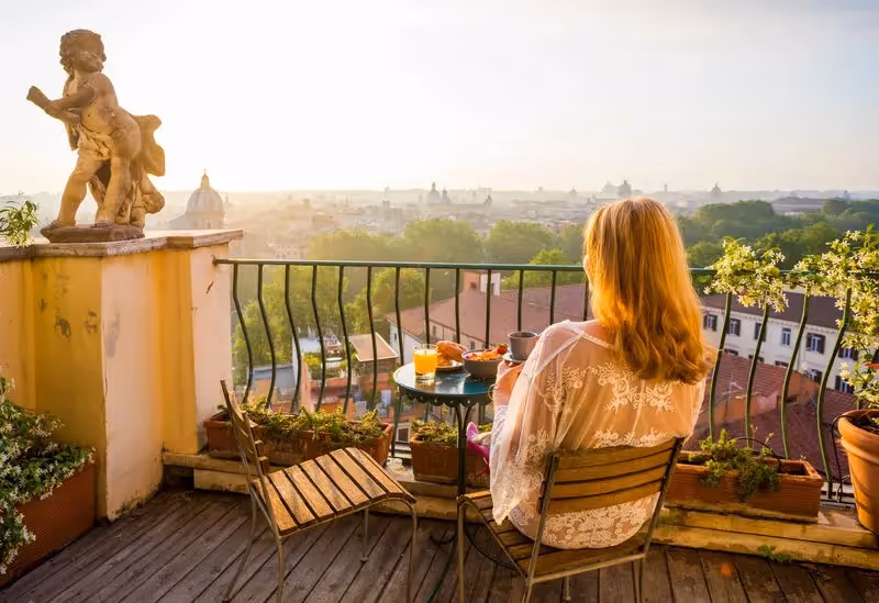 Femme prenant le petit-déjeuner avec vue panoramique sur Rome