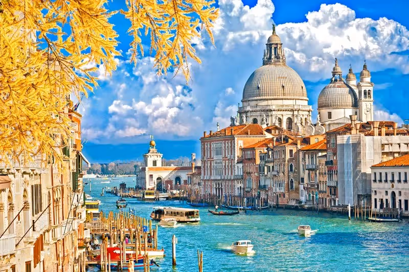 Grand Canal à Venise en automne avec la basilique Santa Maria della Salute et des bateaux