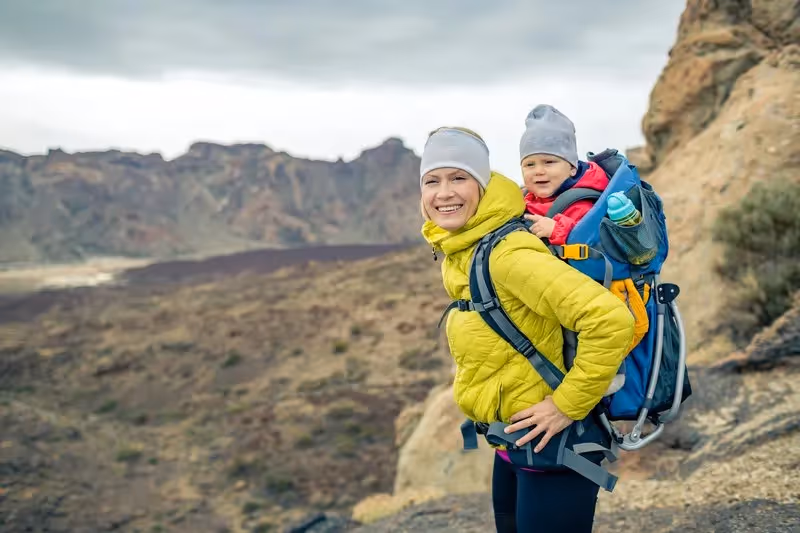 Famille en randonnée avec porte-bébé confortable, en pleine nature