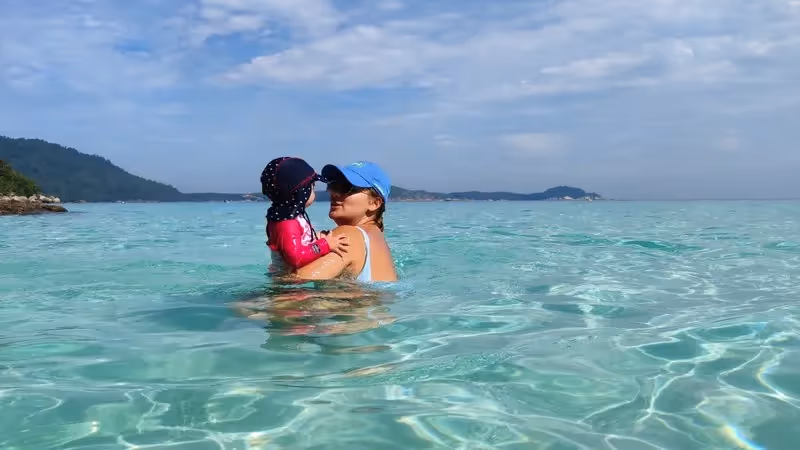 Anna et Maud jouent dans l’eau turquoise peu profonde des îles Perhentian, ambiance familiale et détendue.