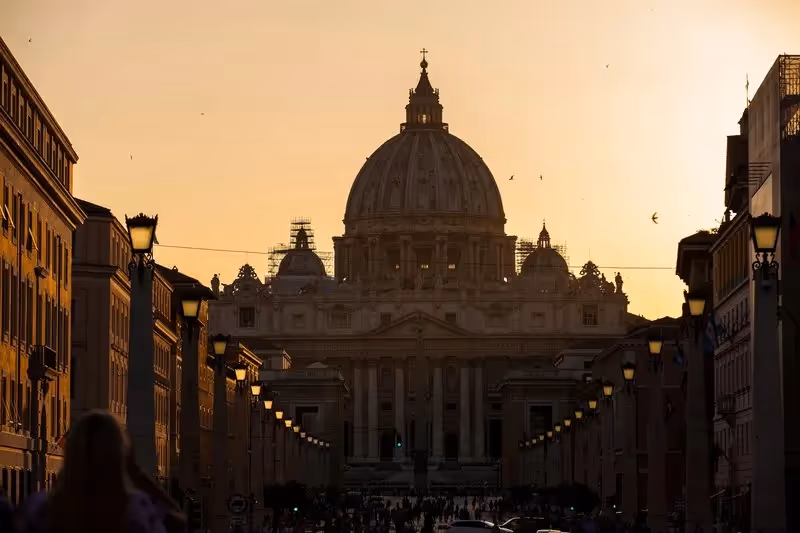 Vue sur la basilique Saint-Pierre au Vatican au coucher du soleil, ambiance romantique au cœur de Rome, idéale pour une première escapade en couple.