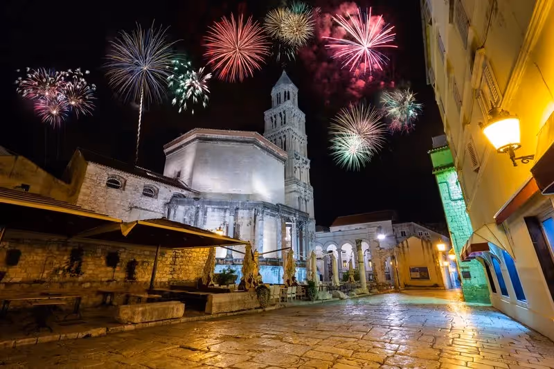 Feu d’artifice au-dessus du péristyle du palais de Dioclétien lors d’un festival à Split
