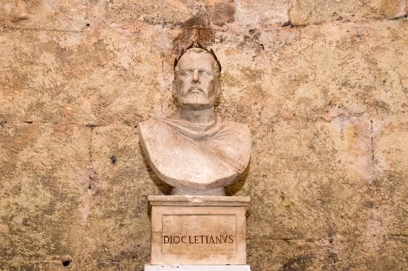 Buste en pierre de l’empereur Dioclétien exposé dans le sous-sol du palais à Split