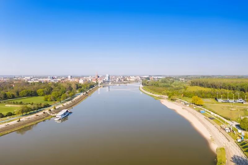 vue aérienne de la ville d’Osijek et du fleuve Drave en Slavonie