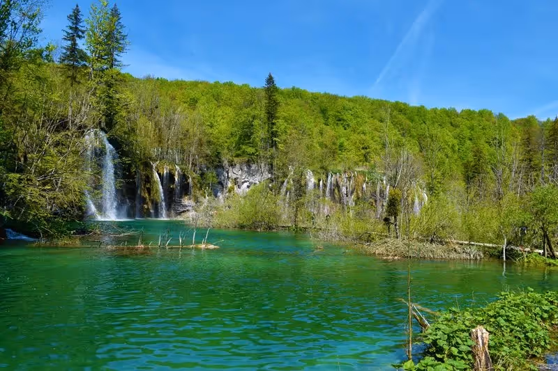 paysage du parc des lacs de Plitvice dans la région de Lika avec cascade et lac turquoise