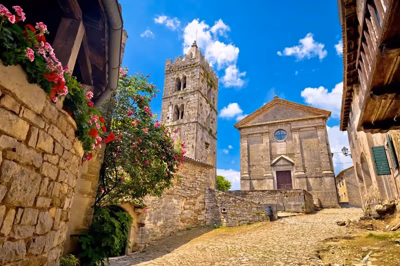 ruelle pavée et église du village de Hum, plus petite ville du monde en Croatie