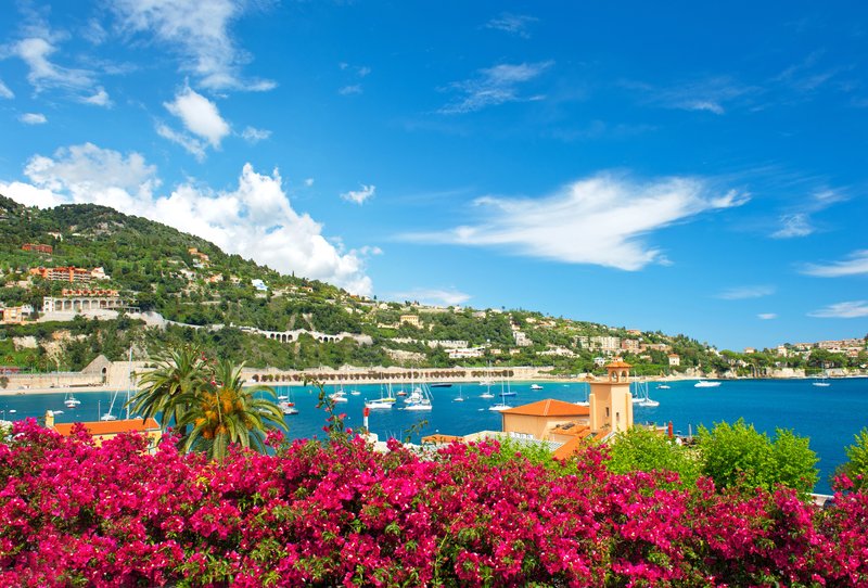 Vue panoramique sur la Côte d’Azur avec bougainvilliers et mer turquoise
