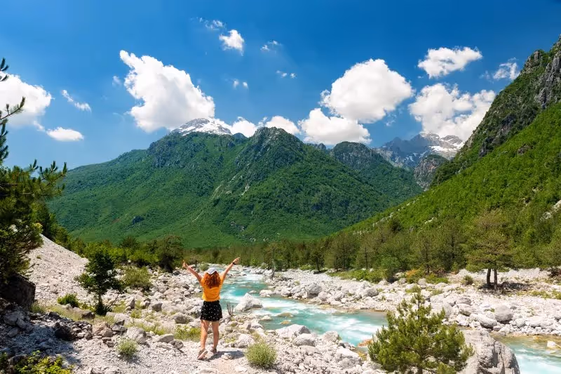 Randonnée au bord d’une rivière turquoise à Valbonë, dans les Alpes albanaises