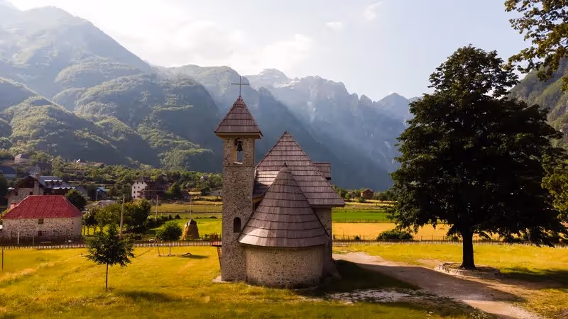 Église en pierre traditionnelle dans le village de Theth, au pied des Alpes albanaises