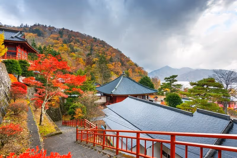 Temple traditionnel à Nikko entouré d’érables rouges en automne, Japon