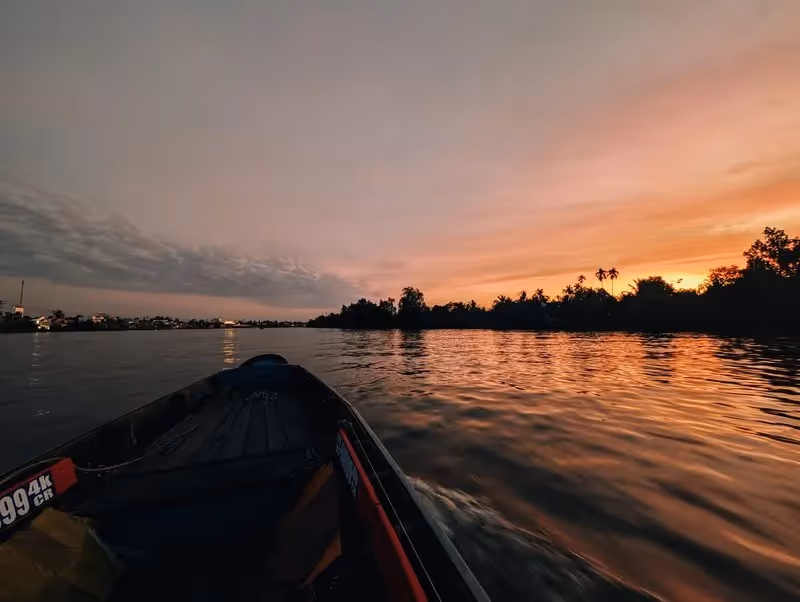 Bateau traditionnel sur le fleuve à Can Tho au lever du soleil dans le delta du Mékong