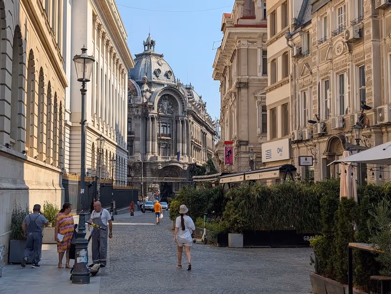 Rue piétonne du centre historique de Bucarest avec vue sur la Banque nationale