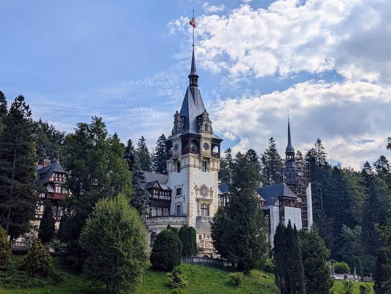 Château de Peleș entouré de forêts à Sinaia, en Transylvanie