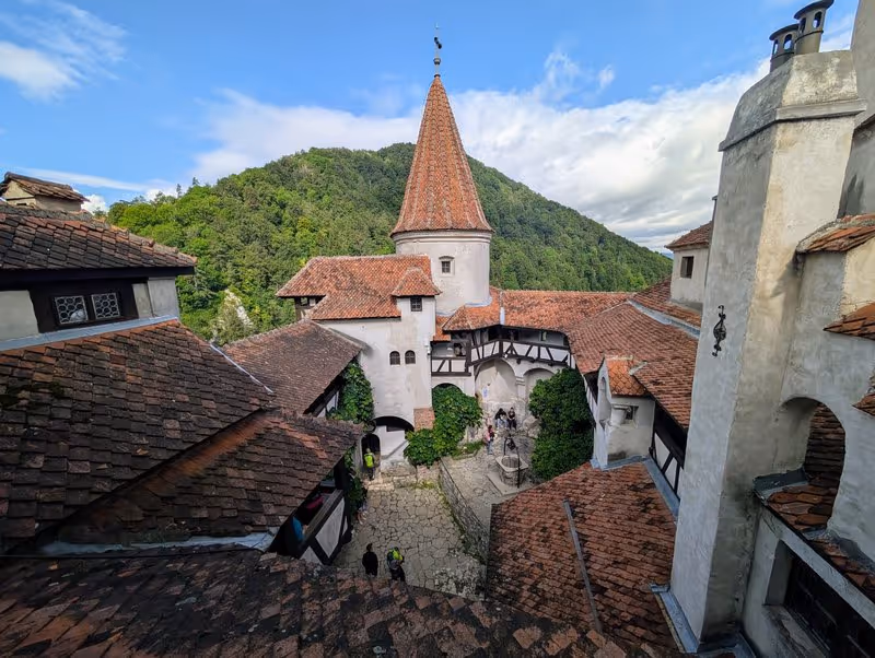 Vue intérieure du château de Bran en Transylvanie, entouré de verdure