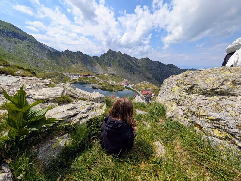 Vue sur le lac Bâlea depuis le col Șaua Caprei avec Anna de dos