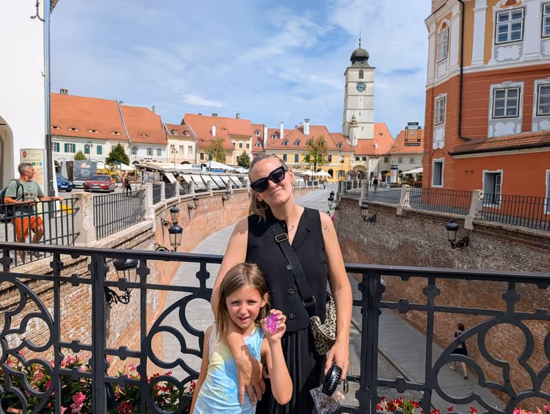Maud et Anna sur le pont des Mensonges à Sibiu, avec vue sur la vieille ville