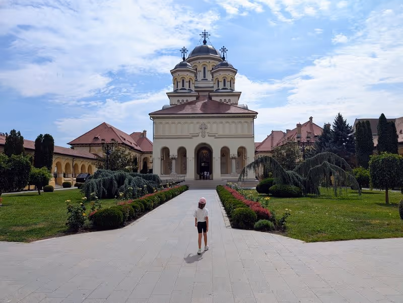 Anna marchant vers la cathédrale orthodoxe d'Alba Iulia