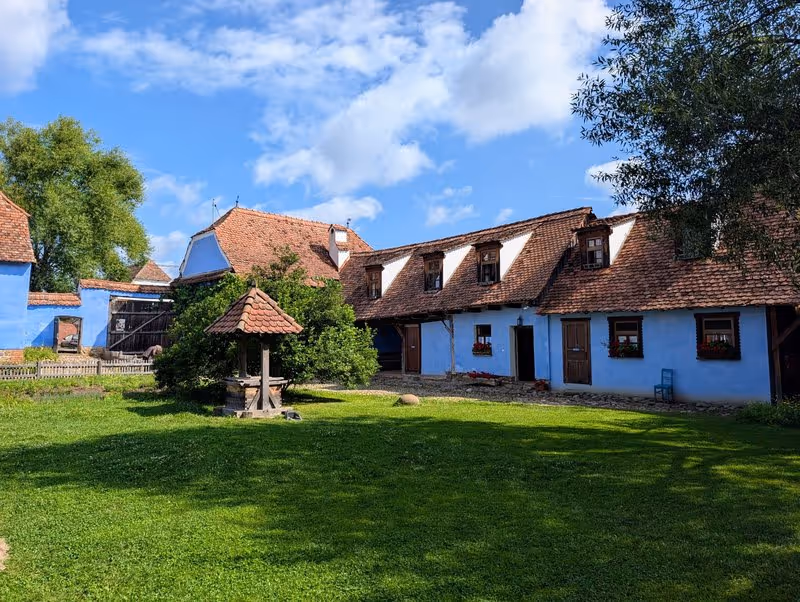 Maison saxonne bleue traditionnelle dans le village de Viscri