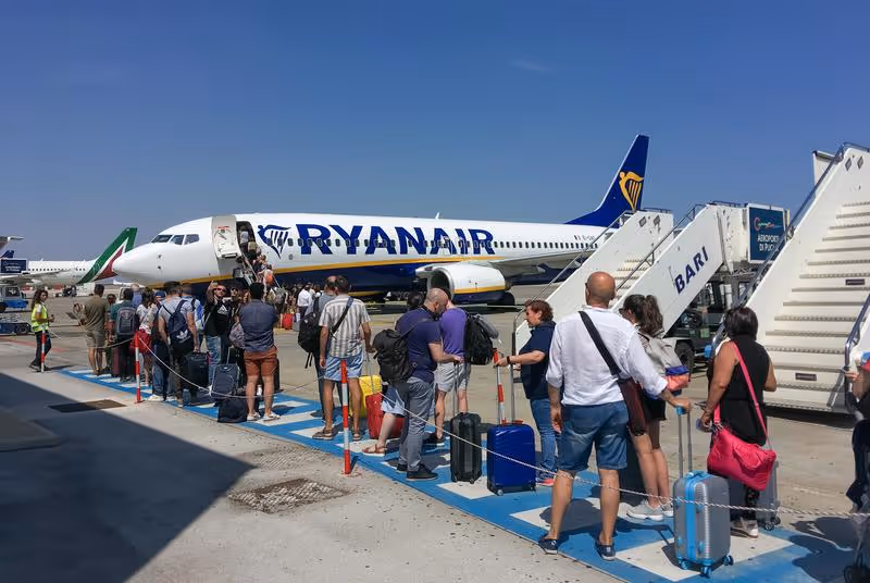 Passagers en file d’attente pour embarquer dans un avion Ryanair à l’aéroport de Bari.