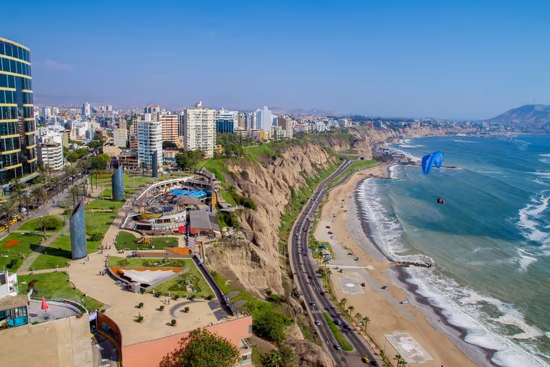 Quartier de Miraflores à Lima avec vue sur la côte Pacifique.
