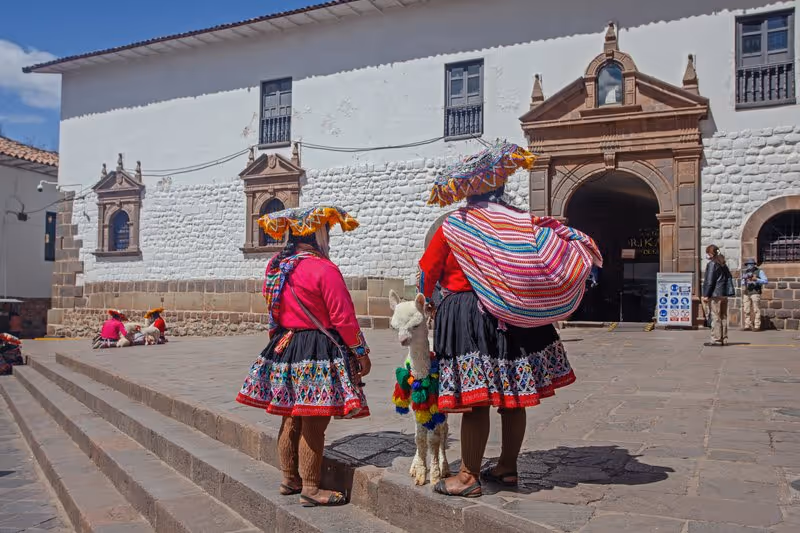 Scène de rue à Cusco avec des habitants en habits traditionnels péruviens.