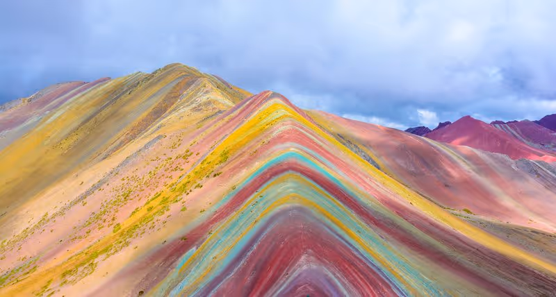Paysage coloré de la Rainbow Mountain, montagne arc-en-ciel du Pérou.
