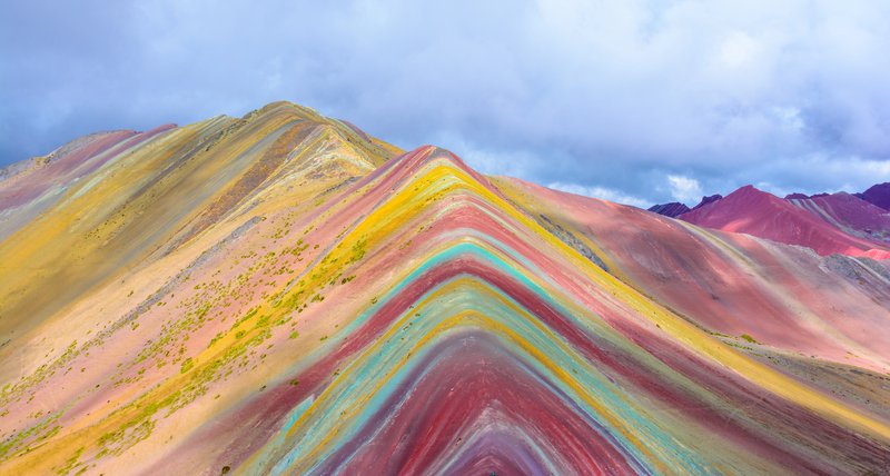 Paysage coloré de la Rainbow Mountain, montagne arc-en-ciel du Pérou.