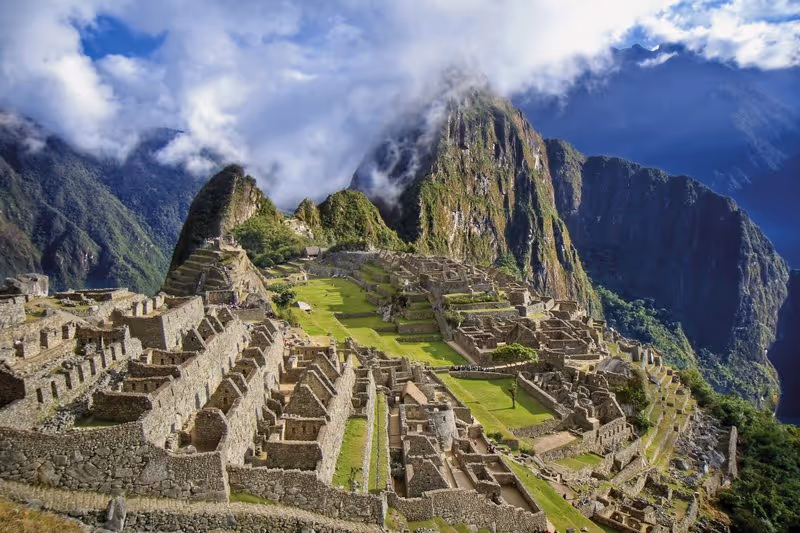 Vue sur le Machu Picchu, cité inca au cœur de la cordillère des Andes.
