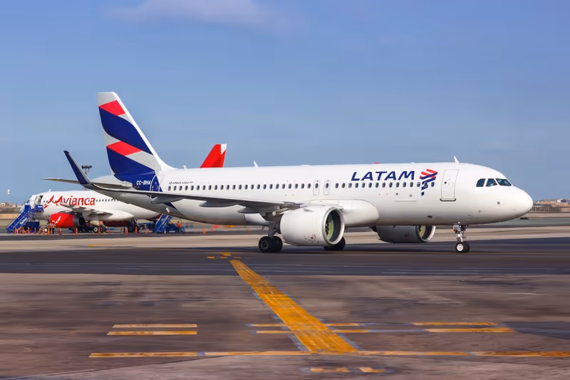 Avion LATAM et Avianca sur le tarmac à l’aéroport de Lima, compagnies aériennes populaires pour voyager au Pérou.