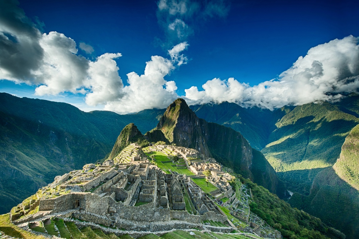 Vue panoramique du Machu Picchu au Pérou, cité inca nichée dans la cordillère des Andes, site incontournable d’un voyage de 2 semaines au Pérou.