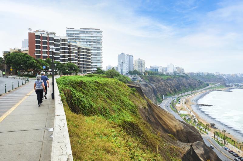 Promenade du Malecón à Miraflores avec vue sur la côte Pacifique.