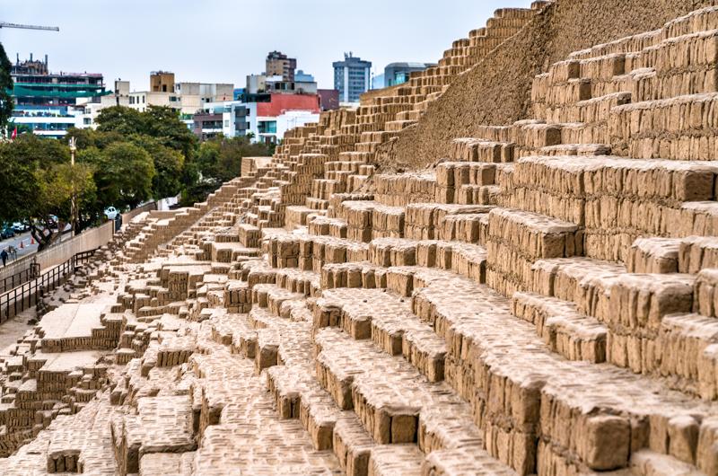 Ruines de Huaca Pucllana au cœur de Lima, ancien site archéologique précolombien.