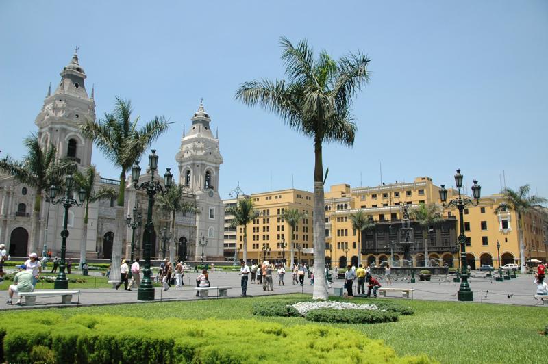 Place principale du centre historique de Lima avec cathédrale et bâtiments coloniaux.
