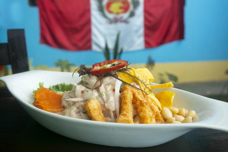 Plat traditionnel péruvien de ceviche servi avec maïs et patate douce.