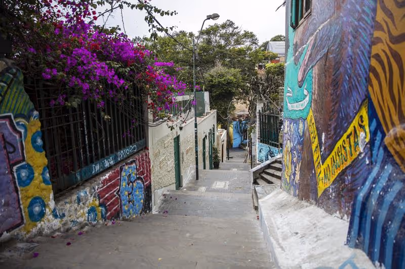 Rue colorée et artistique du quartier Barranco à Lima.
