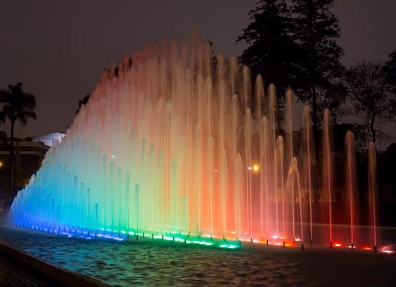 Circuito Mágico del Agua à Lima avec ses fontaines illuminées la nuit.