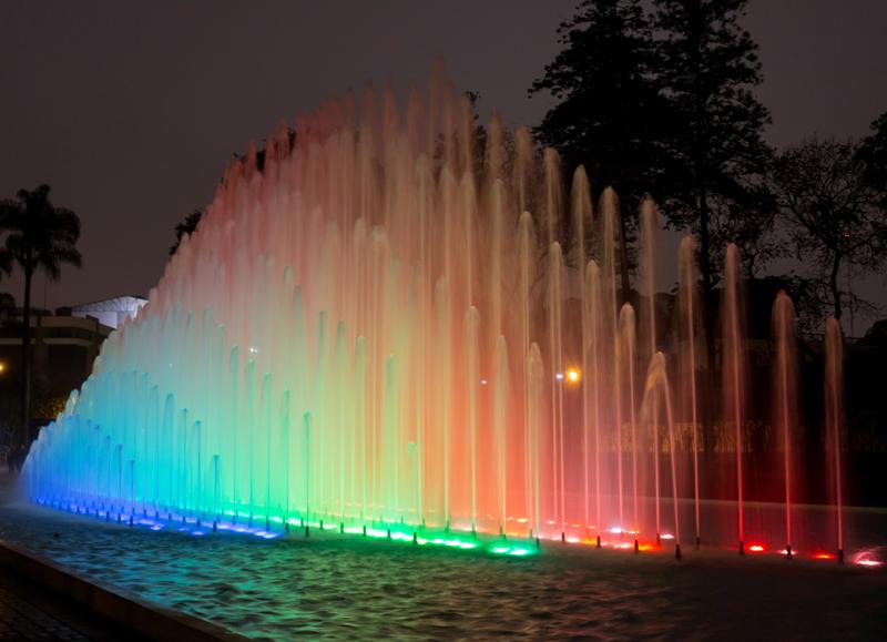Circuito Mágico del Agua à Lima avec ses fontaines illuminées la nuit.