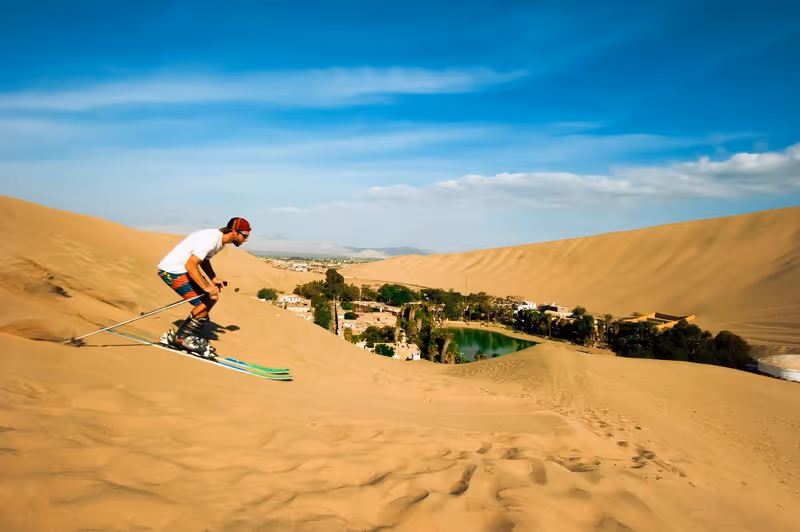Un voyageur pratique le ski sur sable dans les dunes de Huacachina, près de l’oasis au Pérou.