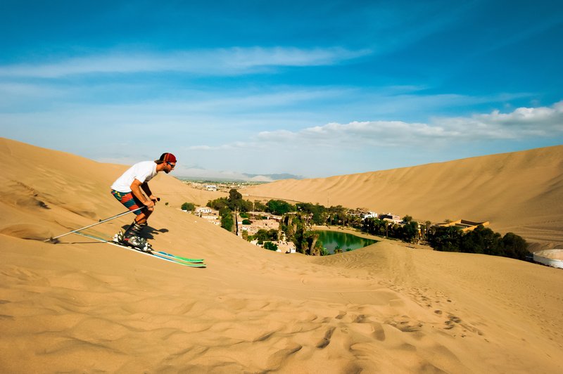 Un voyageur pratique le ski sur sable dans les dunes de Huacachina, près de l’oasis au Pérou.
