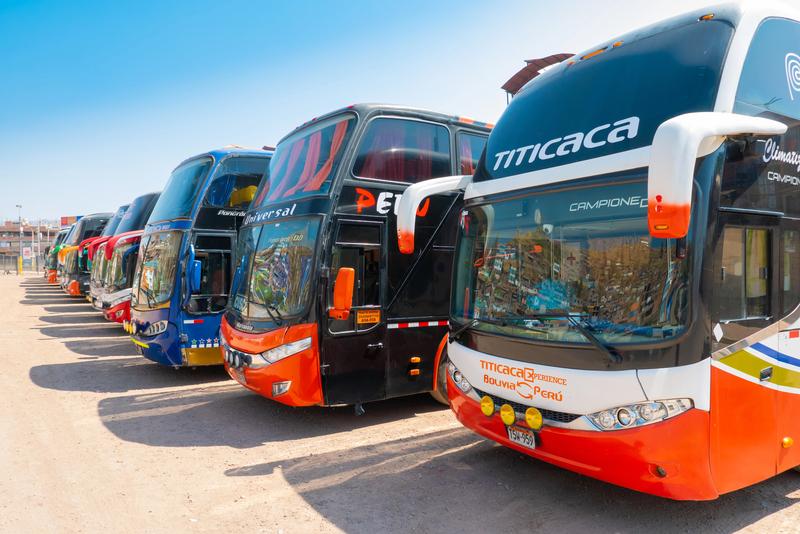 Autocars de tourisme colorés alignés au Pérou, utilisés pour les trajets longue distance