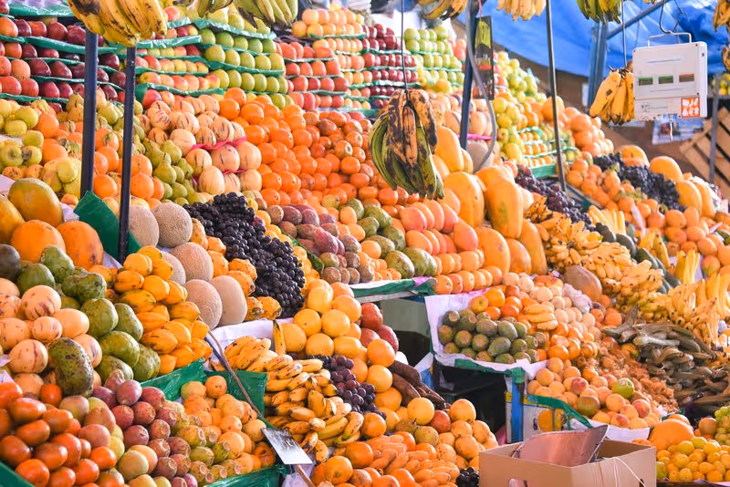 Étals colorés du marché San Camilo à Arequipa avec une grande variété de fruits tropicaux et locaux.