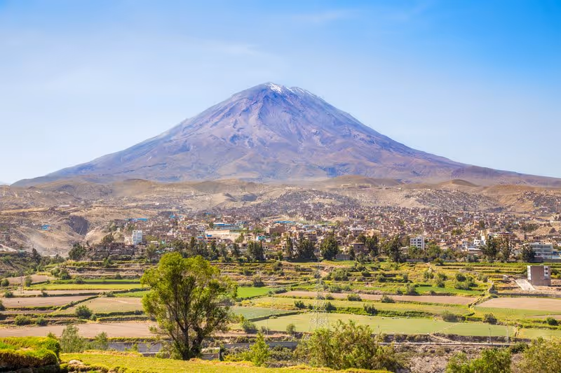 Le majestueux volcan Misti avec son sommet enneigé surplombant la vallée et la ville d’Arequipa.