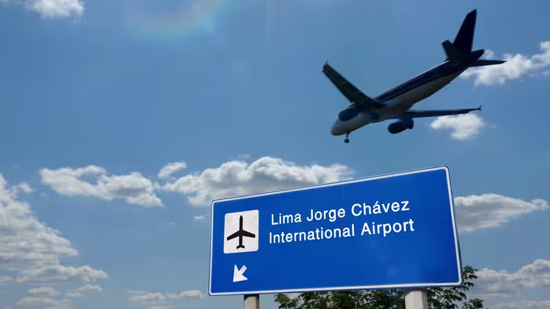 Panneau routier indiquant l’aéroport international Jorge Chávez à Lima avec un avion en approche dans le ciel