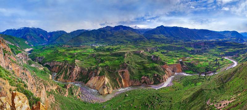 Panorama du canyon de Colca avec ses vallées verdoyantes et montagnes péruviennes