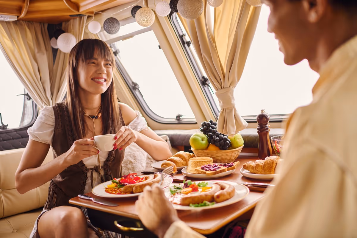 Petit-déjeuner convivial dans un fourgon aménagé lors d’un premier voyage en vanlife