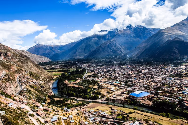 Vue panoramique de la Vallée sacrée avec le río Urubamba serpentant entre les montagnes et les villages andins.
