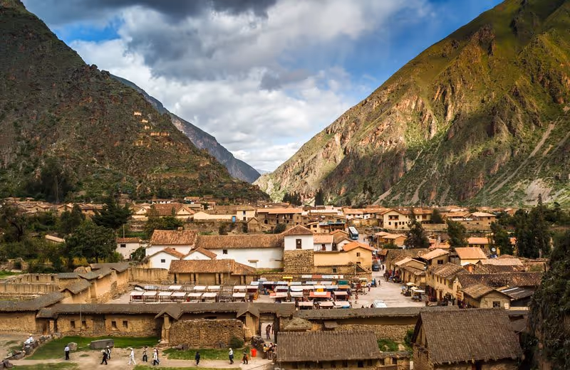 Vue panoramique du village andin d’Ollantaytambo entouré de montagnes verdoyantes dans la Vallée sacrée au Pérou