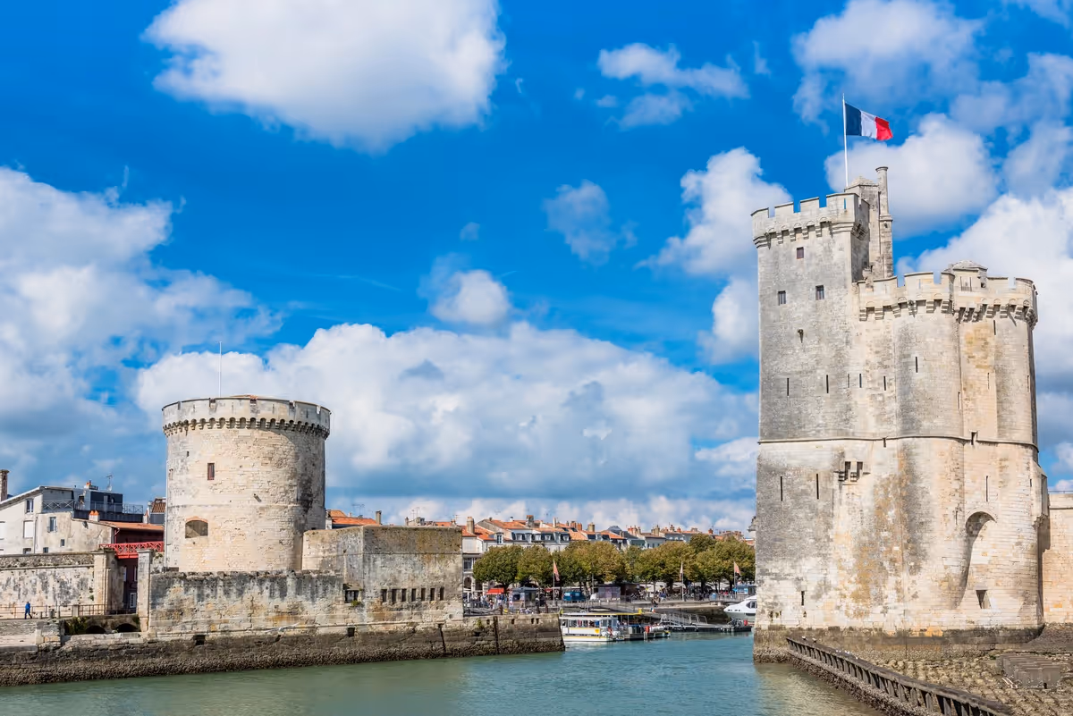 Les célèbres tours de La Rochelle, la Tour de la Chaîne et la Tour Saint-Nicolas, gardant l’entrée du Vieux-Port