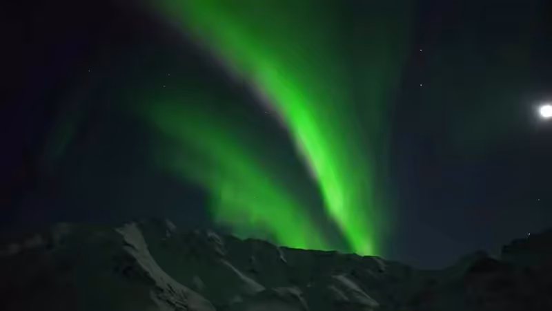 Route en Islande traversant l’océan avec une voiture blanche au centre